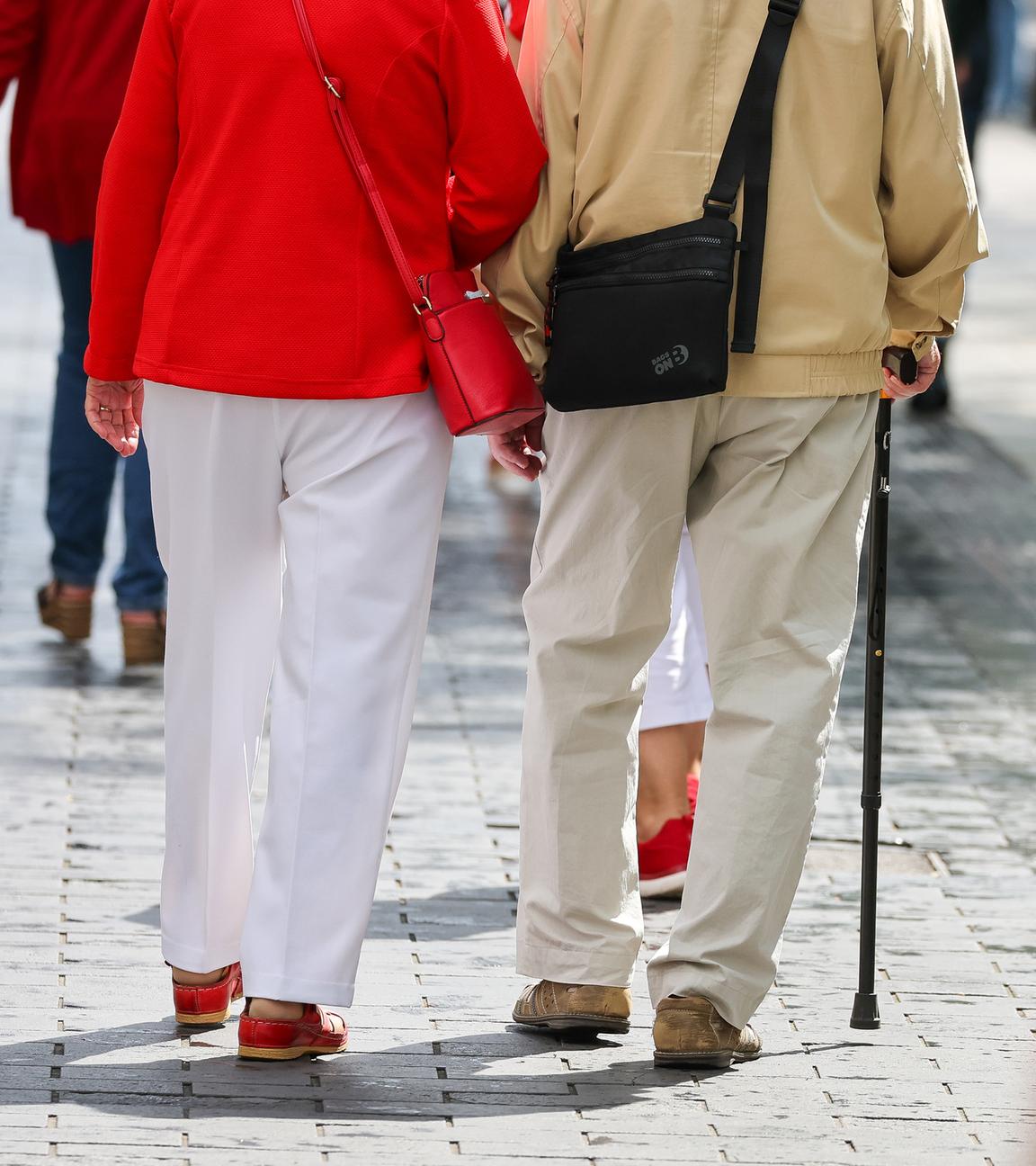 Archiv:  Ein Seniorenpaar geht durch die Leipziger Innenstadt.