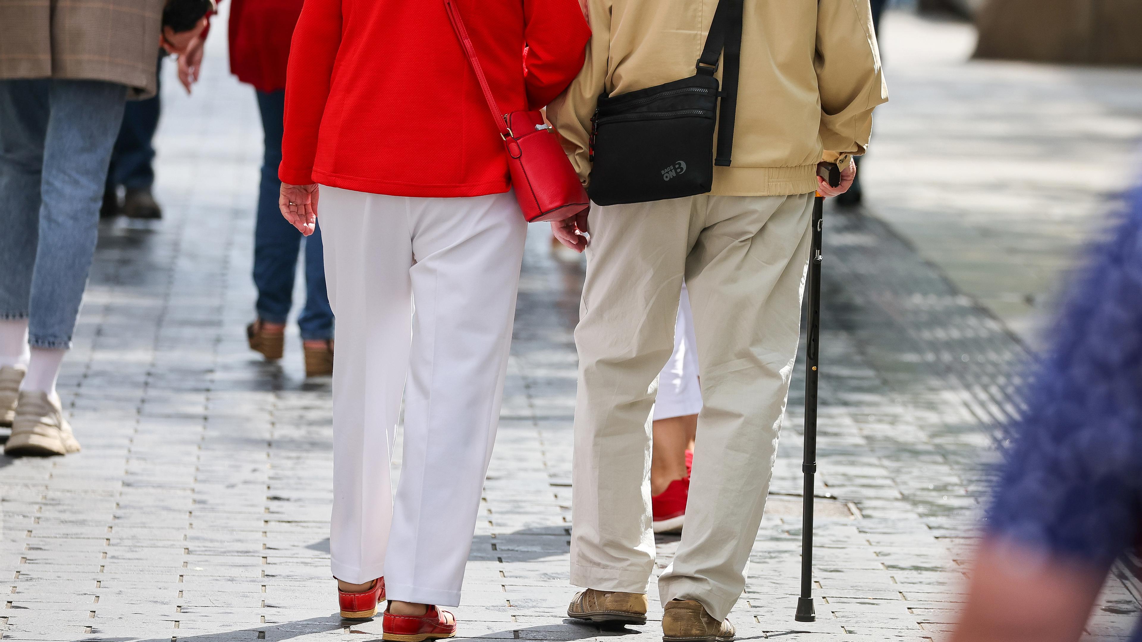 Archiv:  Ein Seniorenpaar geht durch die Leipziger Innenstadt.