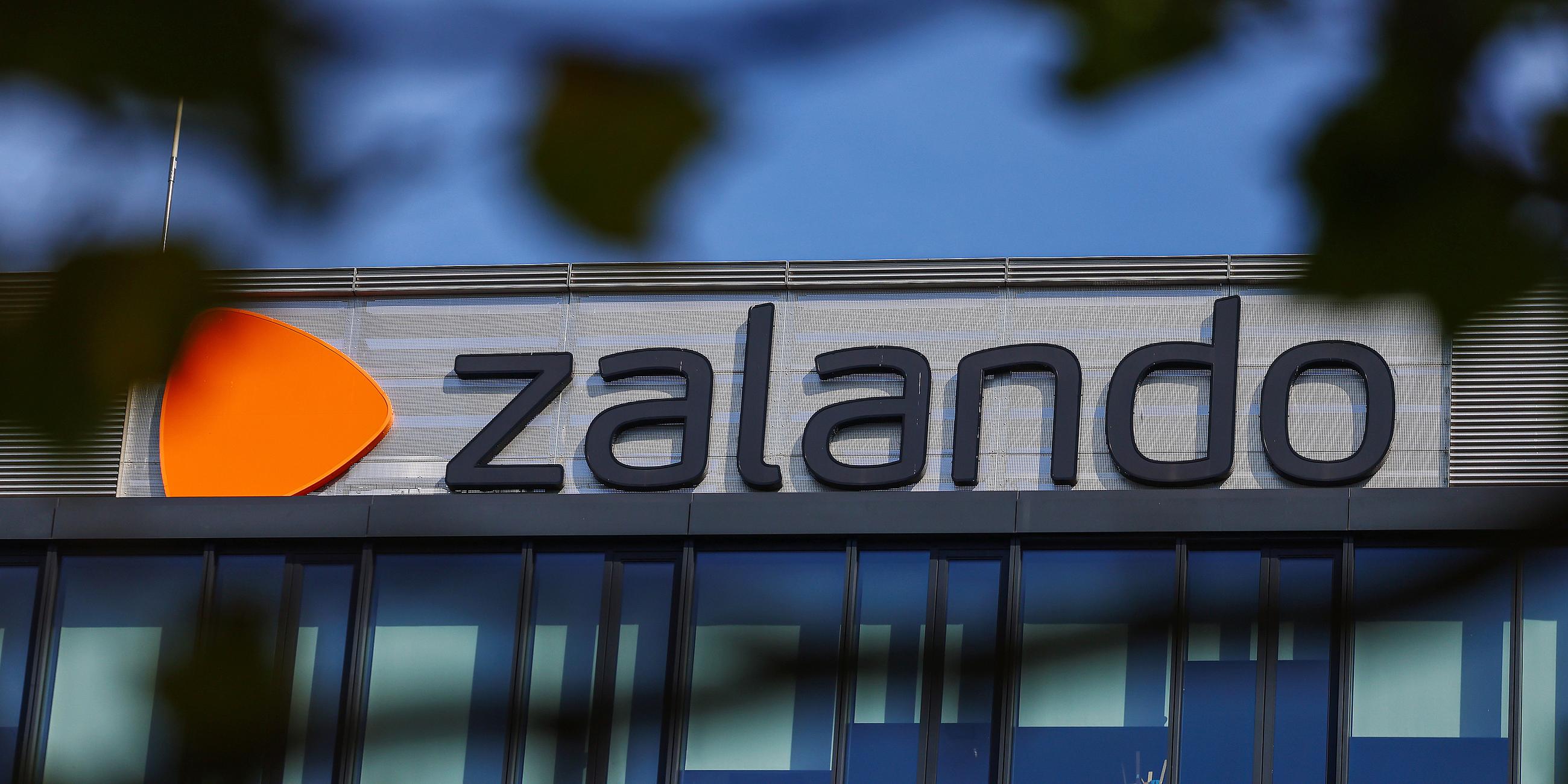 Das Logo des Modehändlers Zalando in der Zentrale in Berlin