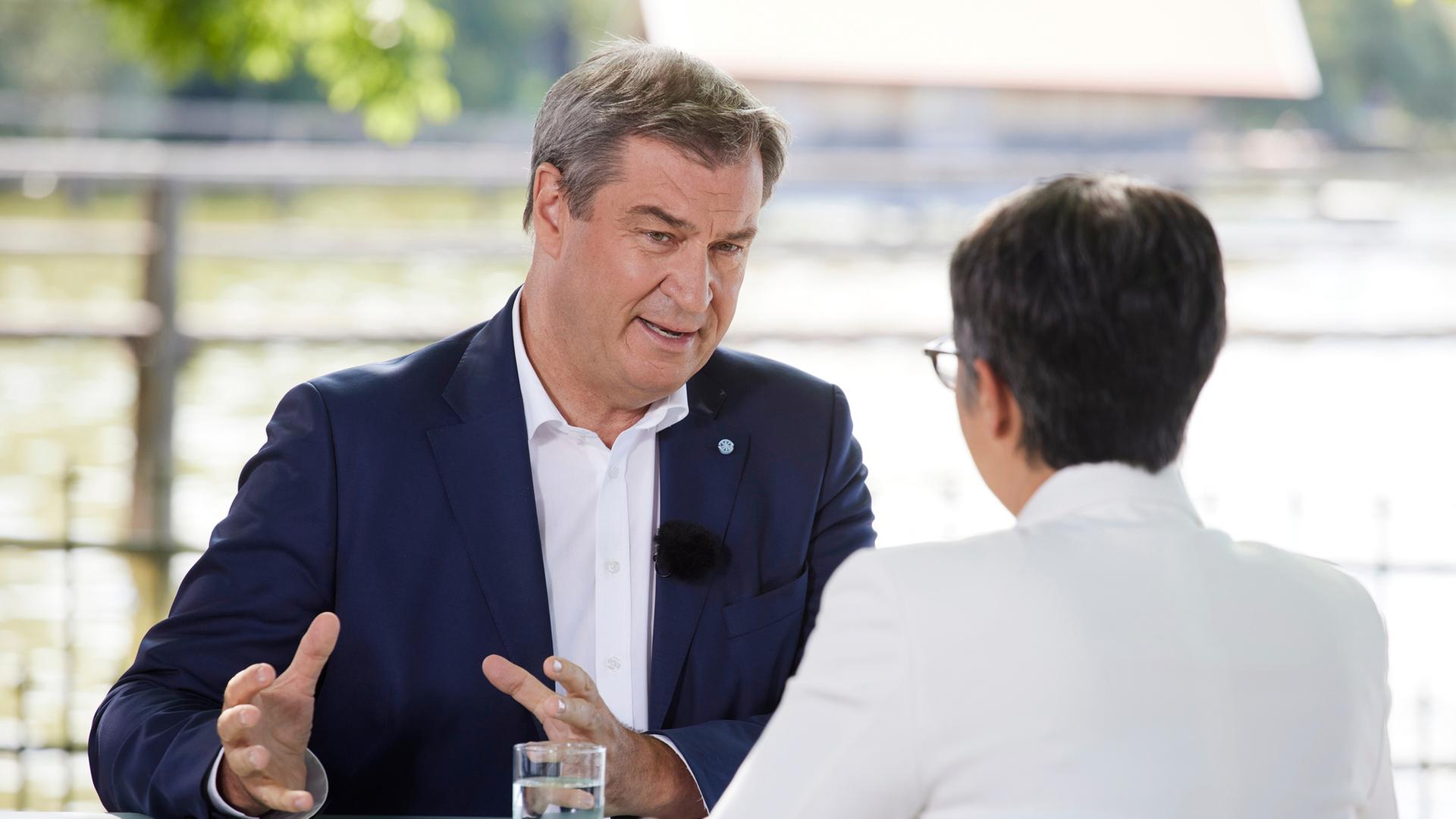 Markus Söder, Ministerpräsident von Bayern und CSU-Parteivorsitzender, spricht beim ZDF-Sommerinterview in «Berlin direkt» mit Moderatorin Shakuntala Banerjee.