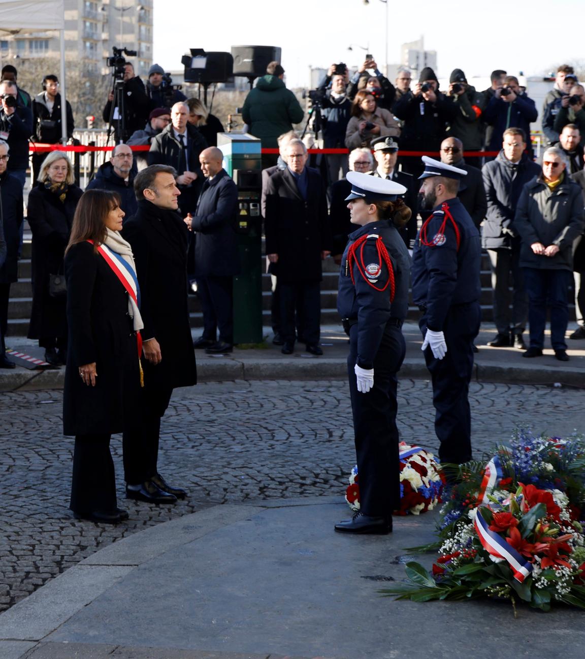 Frankreich, Paris: Der französische Präsident Emmanuel Macron und die Bürgermeisterin von Paris Anne Hidalgo während der Gedenkfeier zum 10. Jahrestag des Anschlags auf "Charlie Hebdo