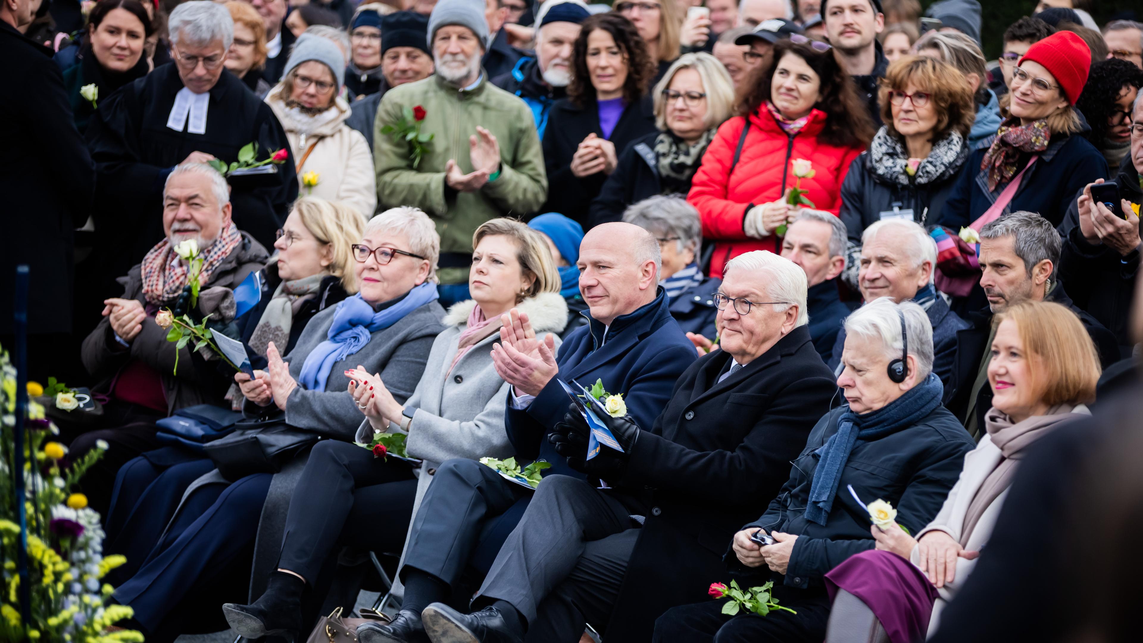 Besucher verfolgen bei der zentralen Gedenkveranstaltung anlässlich von 35 Jahre friedliche Revolution und Mauerfall am Denkmal der Gedenkstätte Berliner Mauer eine musikalische Performance. 