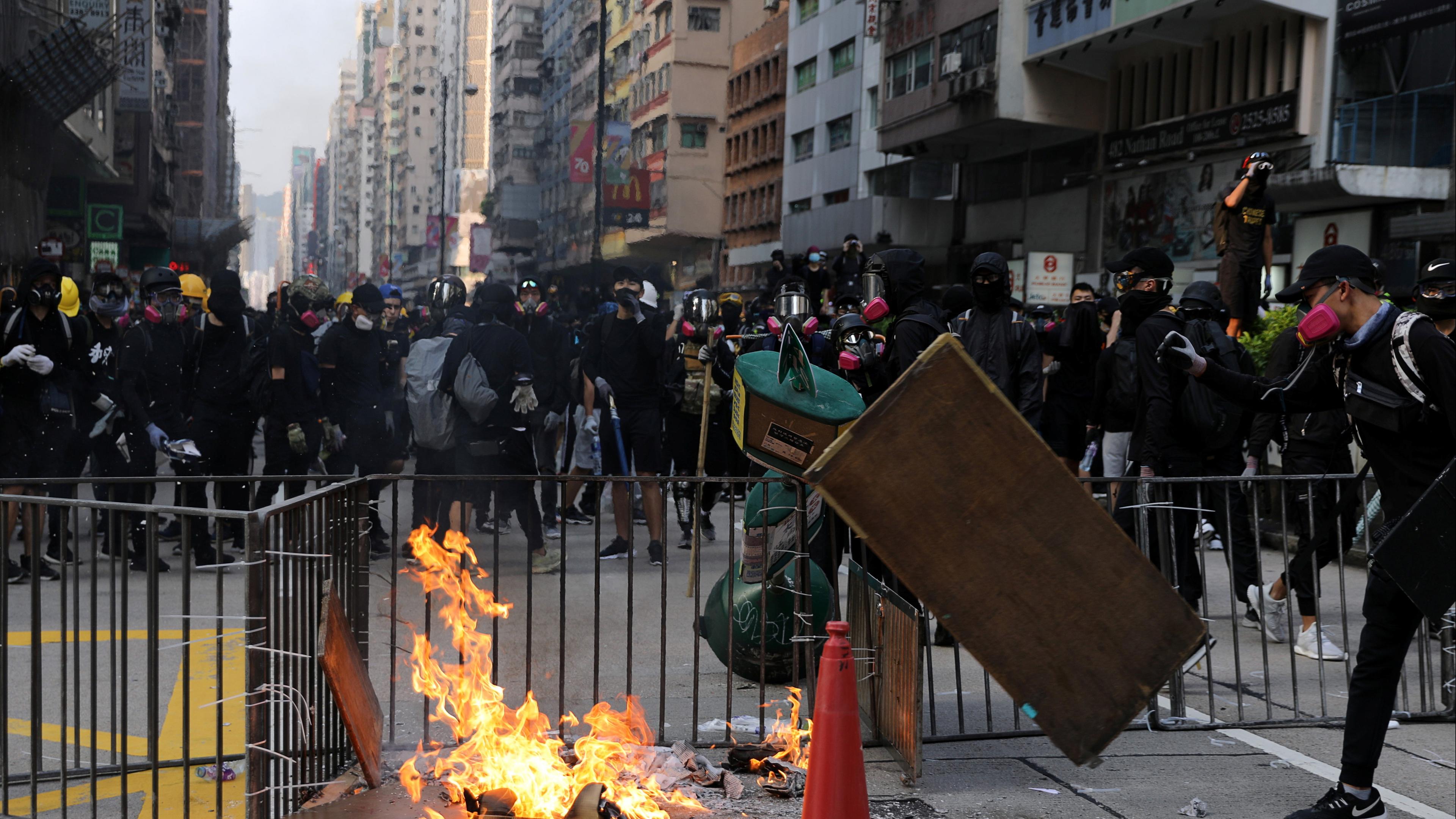 Demonstranten hinter Barrikaden bei Protesten gegen die Regierung am 20.10.2019 in Hongkong.