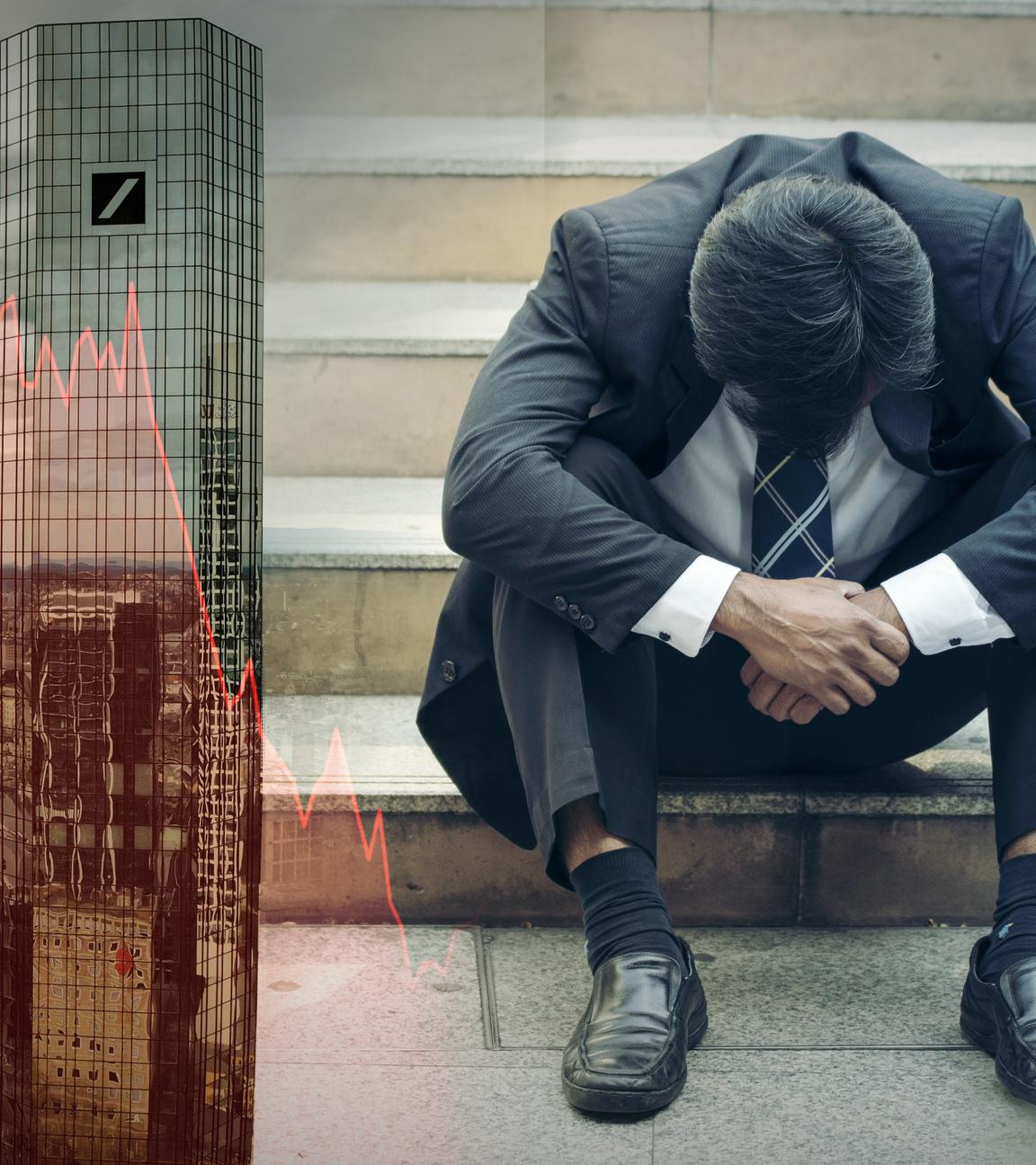  Links im Bild die Türme der Deutschen Bank in Frankfurt am Main, dazu ein rot schimmernder fallender Aktienkurs; zentral im Bild ein Mann im Anzug, der mit gesenktem Kopf auf einer Treppe sitzt; rechts Schilder für den Hausverkauf einer Zwangsversteigerung.
