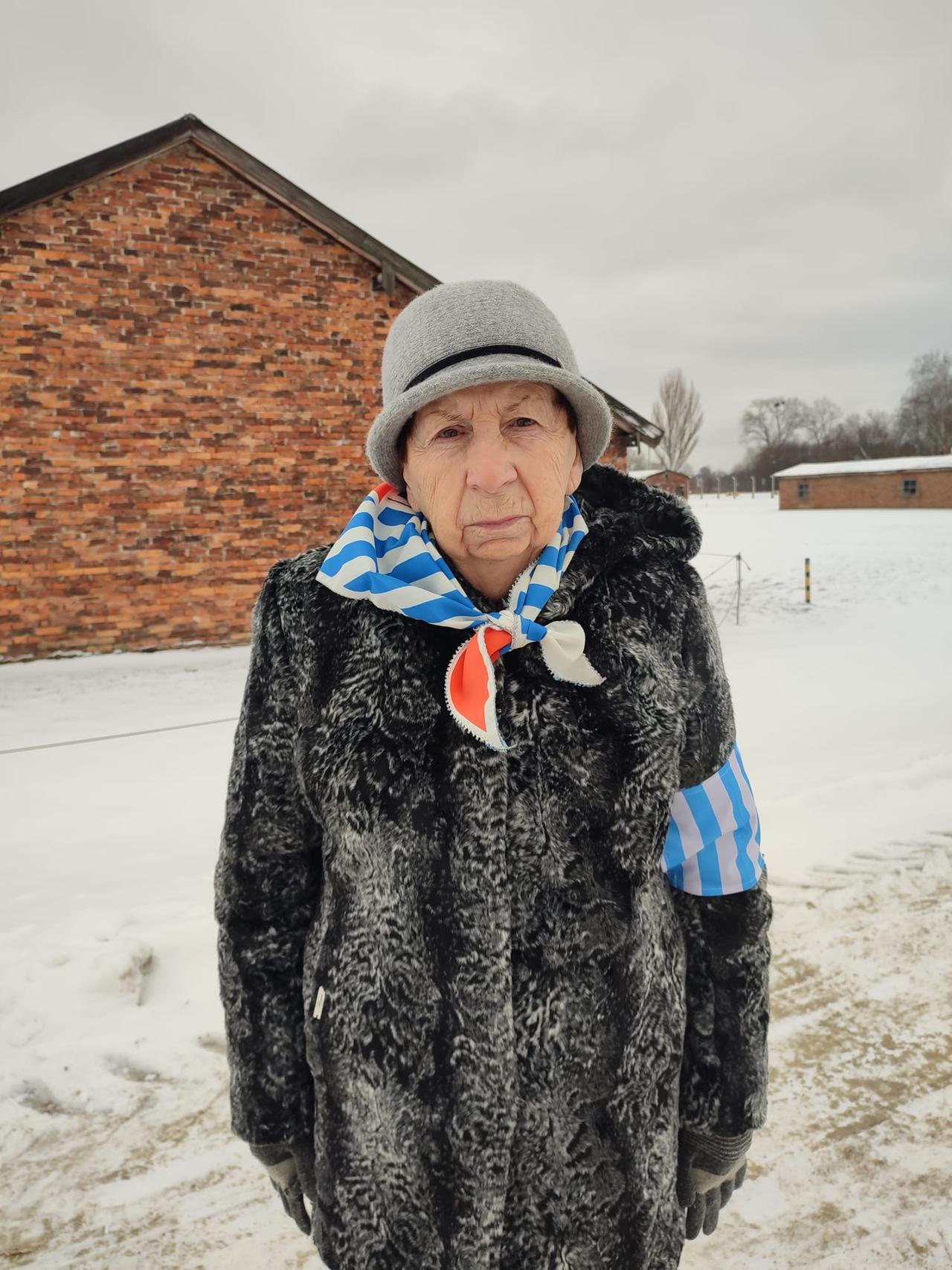 Auschwitz-Zeitzeugin Barbara Doniecka an der Gedenkstätte