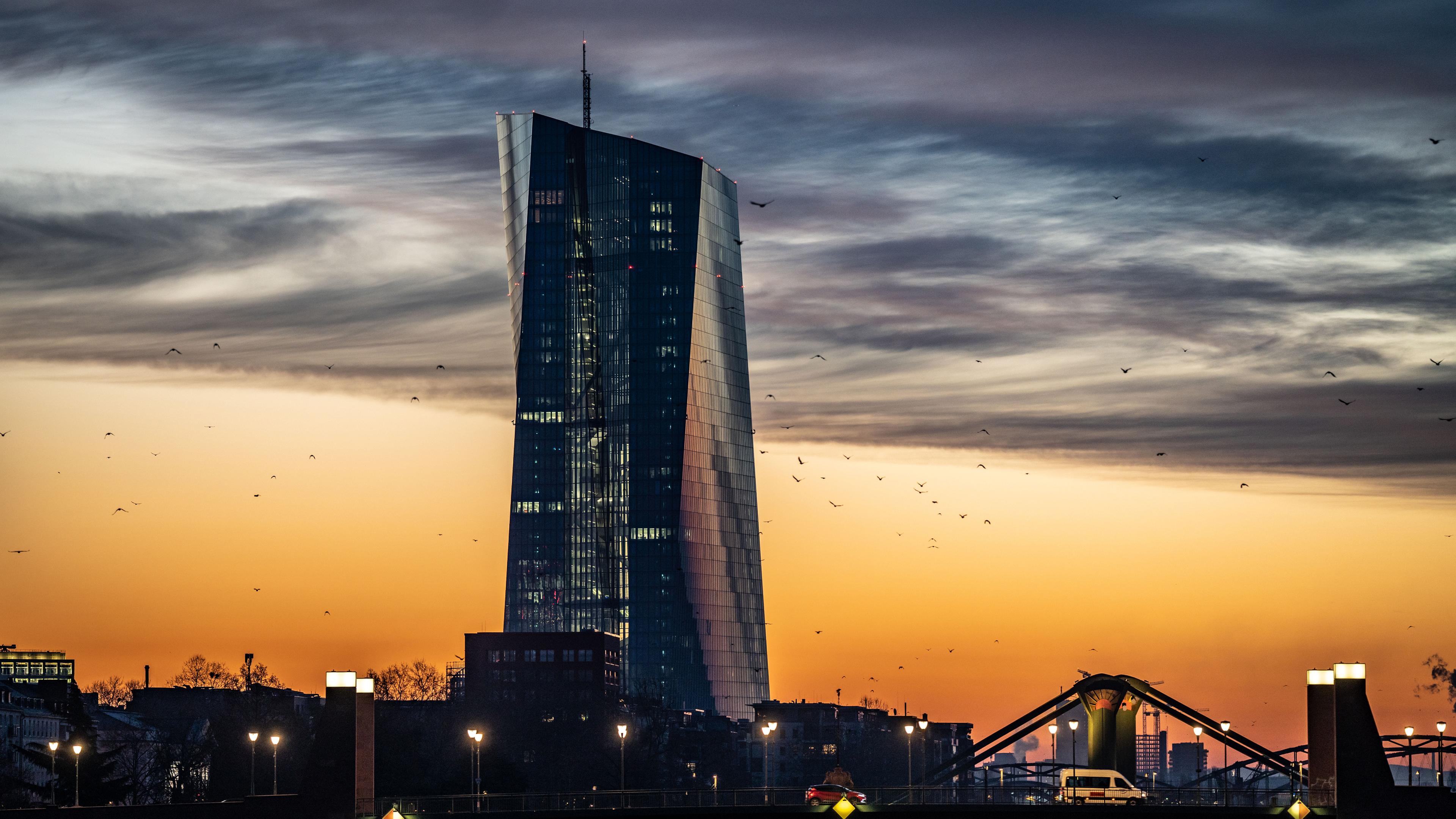 Blick auf die Zentrale der EZB bei Sonnenaufgang