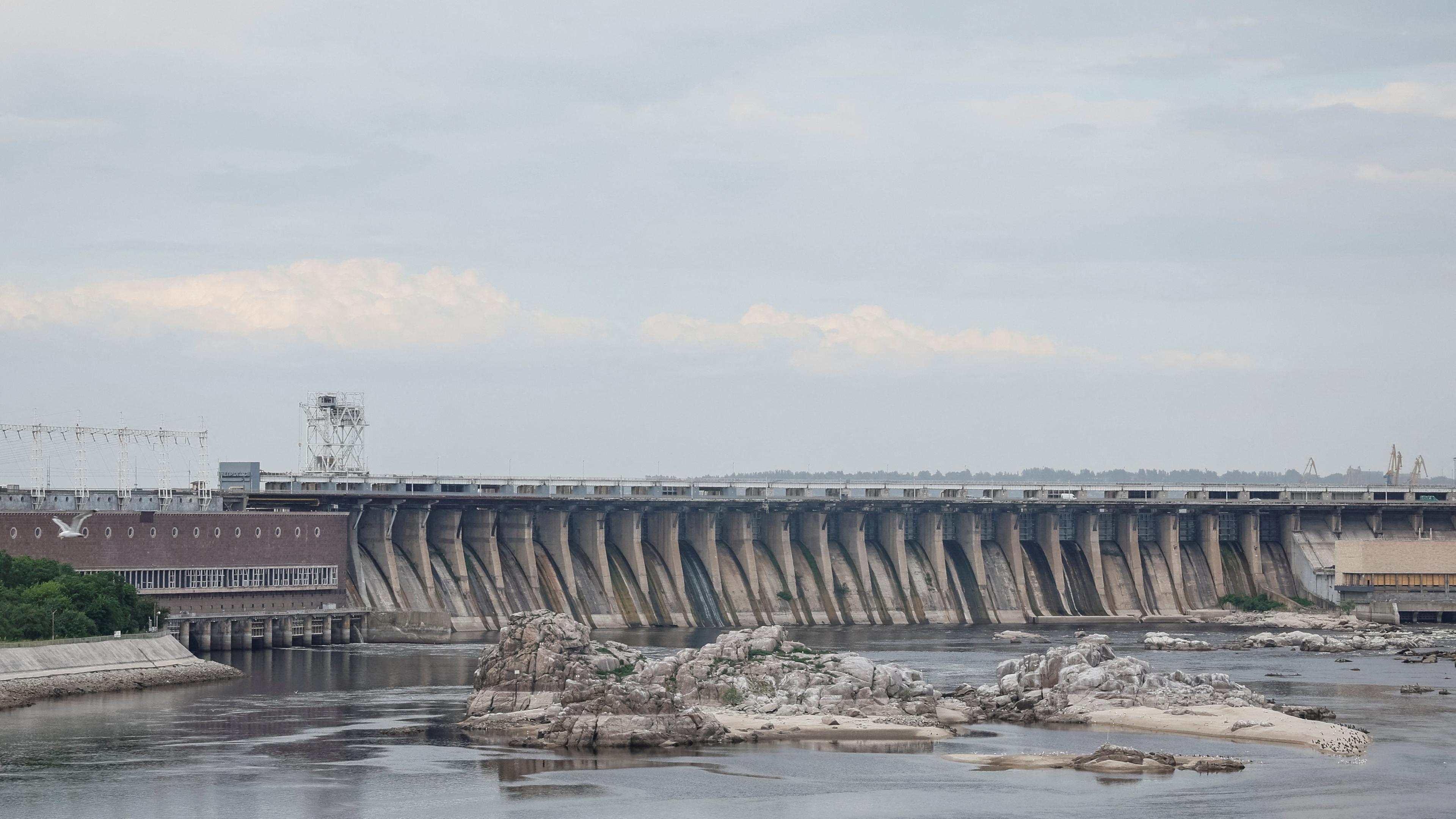 Das Wasserkraftwerk in Dnipro, Ukraine, nachdem es durch einen russischen Angriff im Juni 2023 zerstört wurde.