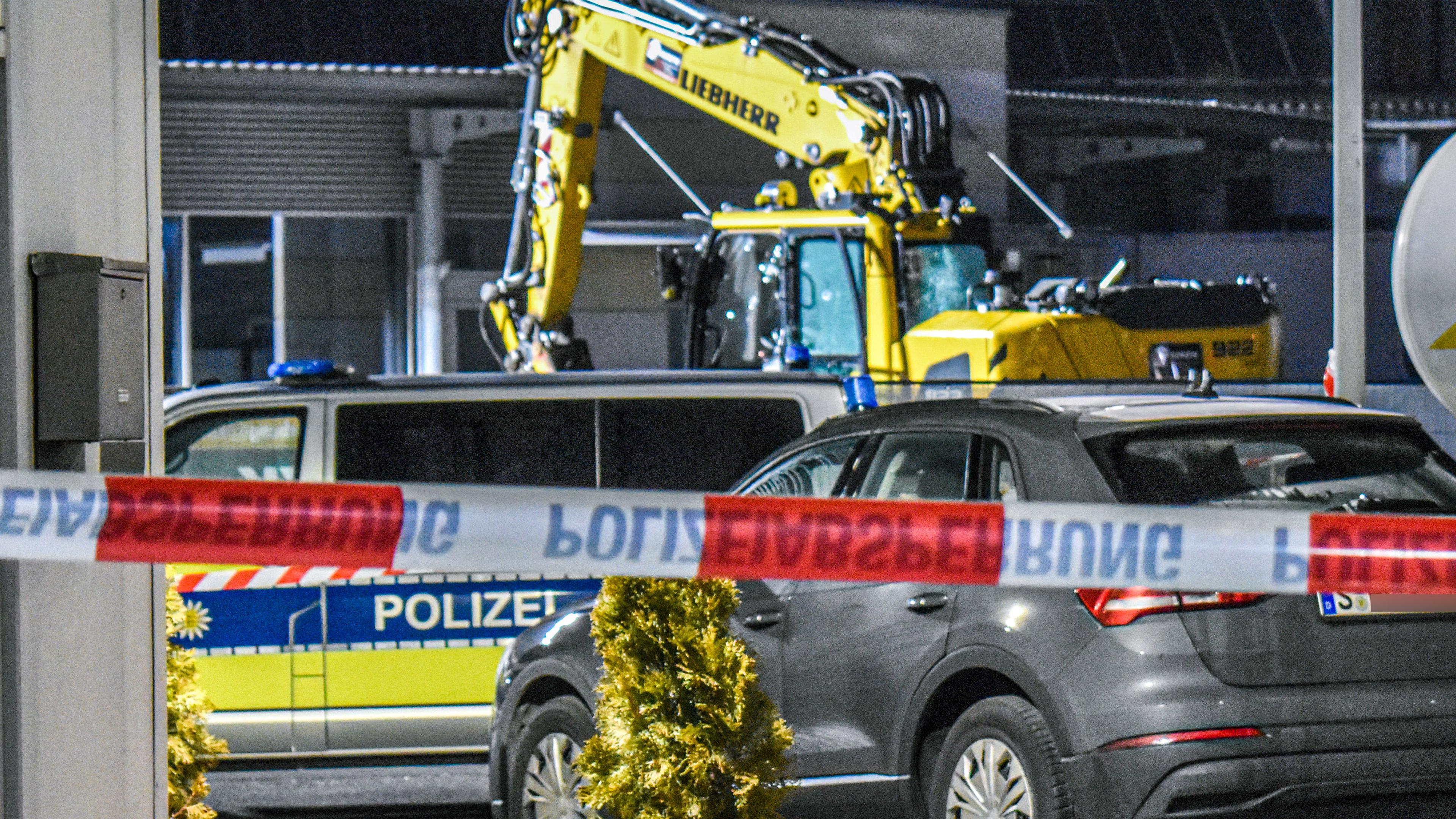 Ein Bagger steht nach einer mutmaßlichen Amokfahrt neben einem Autohaus in Tauberbischofsheim.