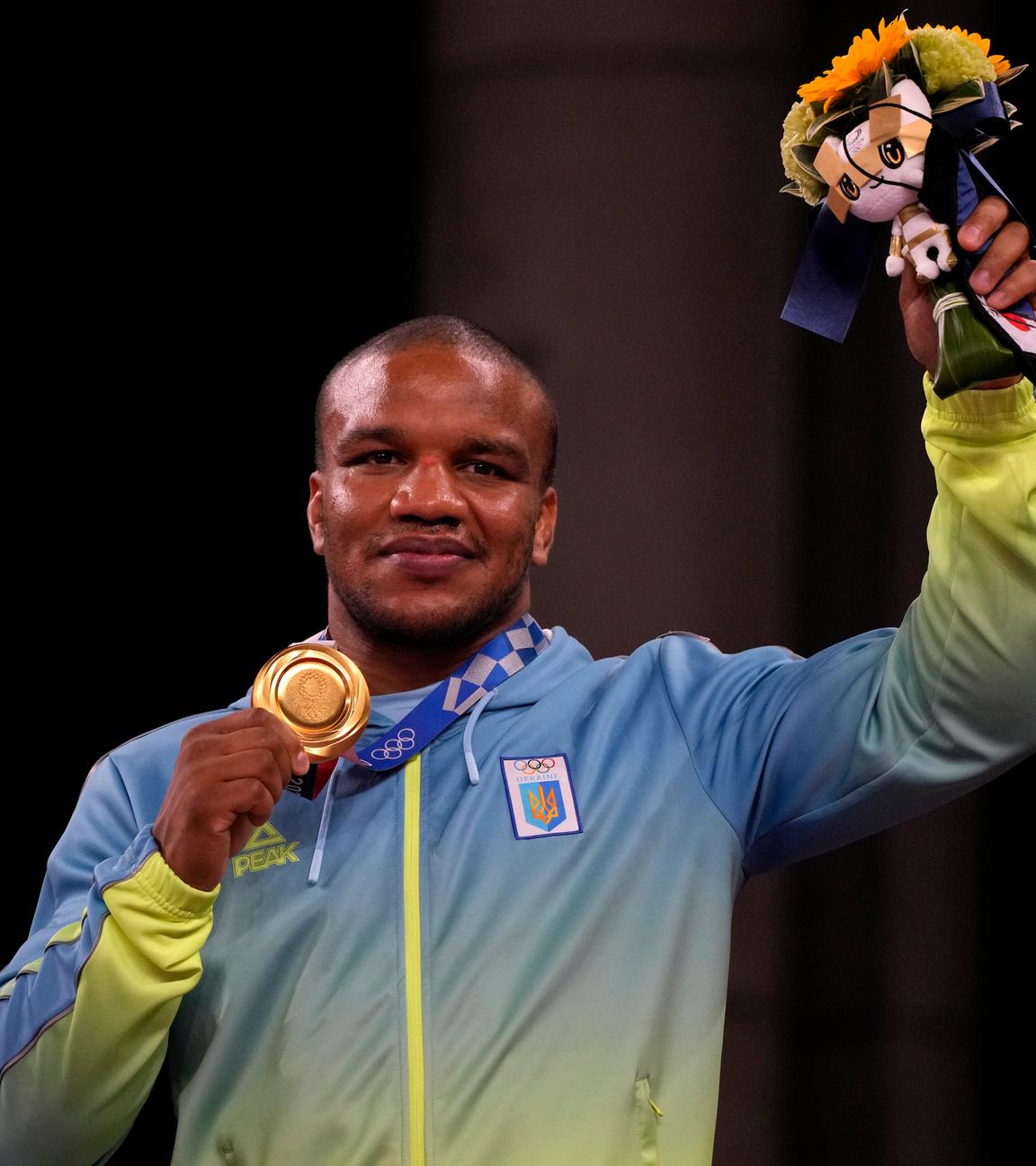 Wrestler Zhan Beleniuk bei den Olympischen Spielen 2020 auf dem Podium.