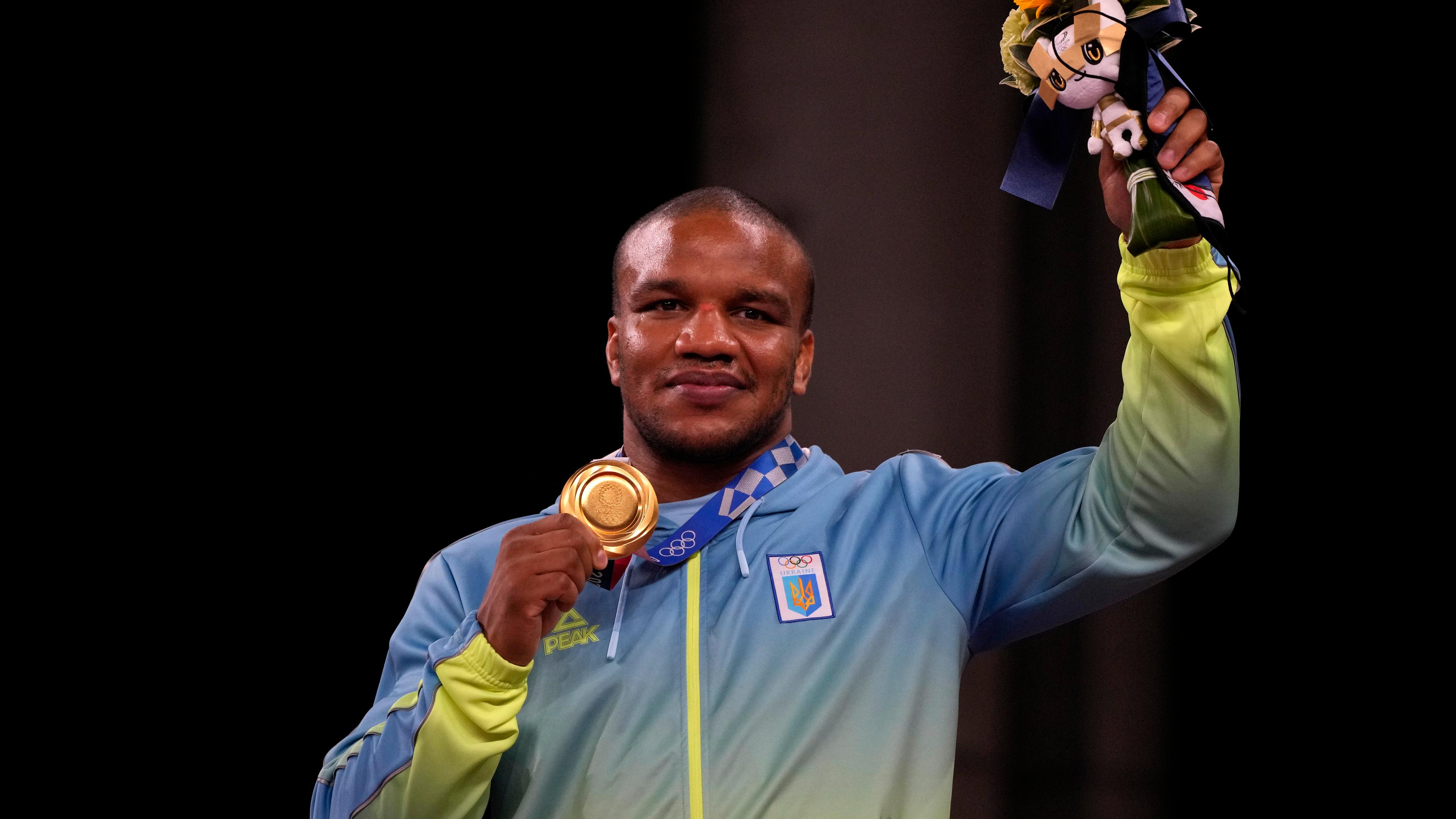 Wrestler Zhan Beleniuk bei den Olympischen Spielen 2020 auf dem Podium.