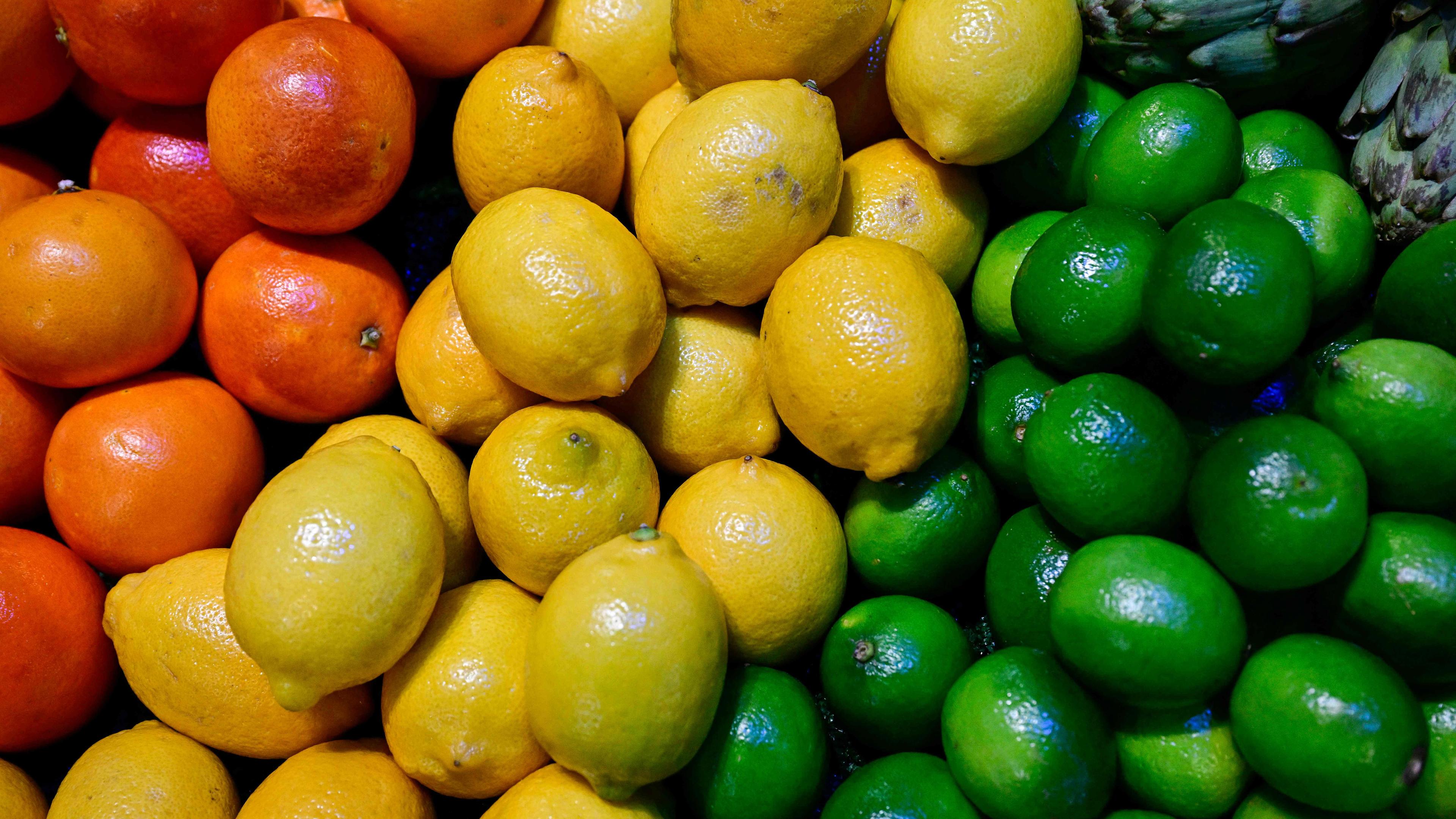 Orangen, Zitronen und Limetten nebeneinander