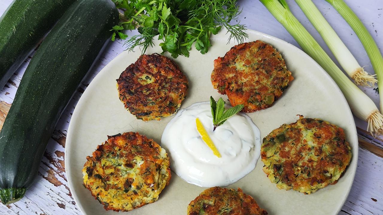 Kolokithokeftedes: Zucchinipuffer mit Zitronen-Minz-Dip - ZDFmediathek