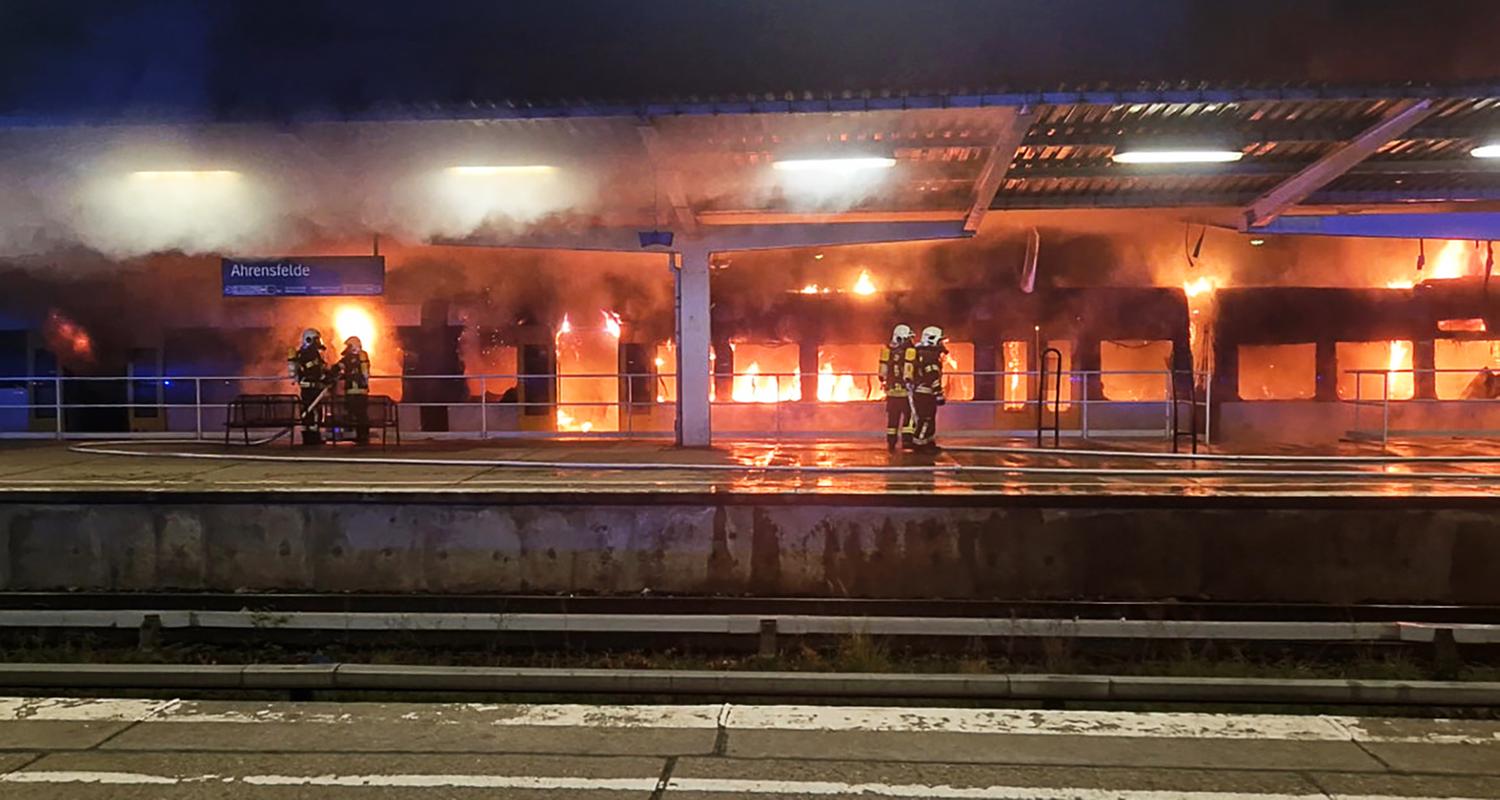 Einsatzkräfte der Feuerwehr löschen den Brand eines Zuges im S-Bahnhof Ahrensfelde.