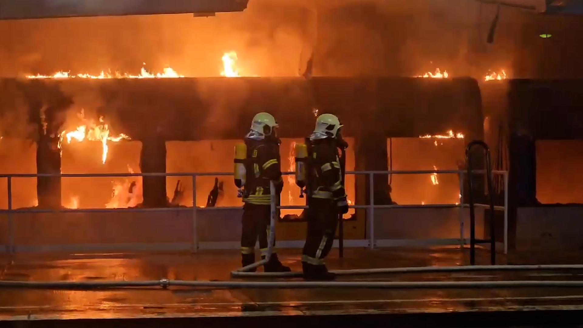 Berlin: Feuerwehrleute löschen am S-Bahnhof Ahrensfelde einen brennenden Zug.