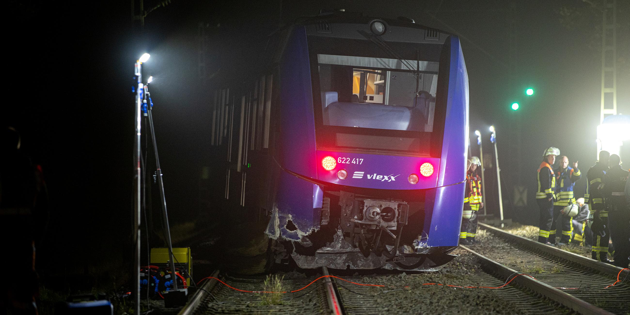 Saarland, Namborn: Feuerwehrleute arbeiten an einem Regionalexpress des Unternehmens vlexx..