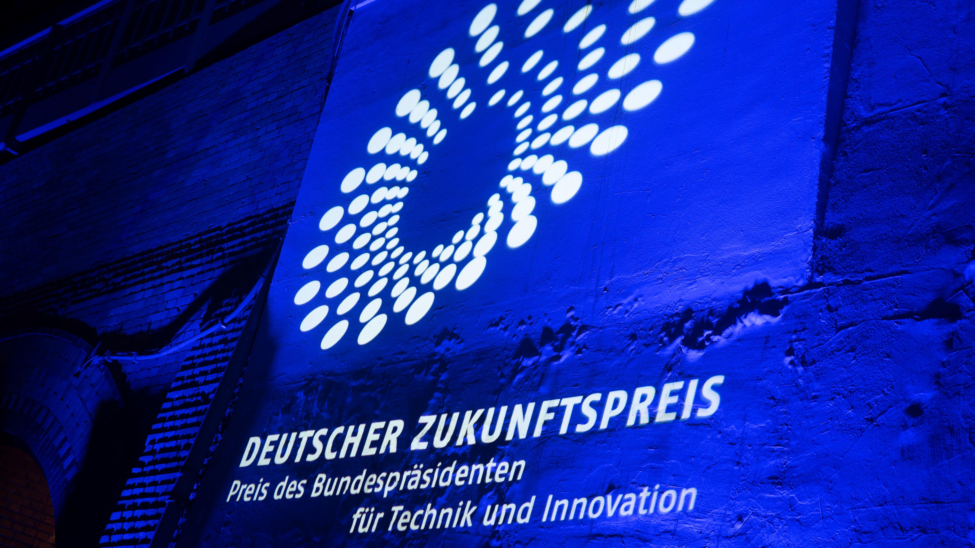 Logo des Deutschen Zukunftspreises für Technik und Innovation wird an eine Wand projeziert. (Archiv) 