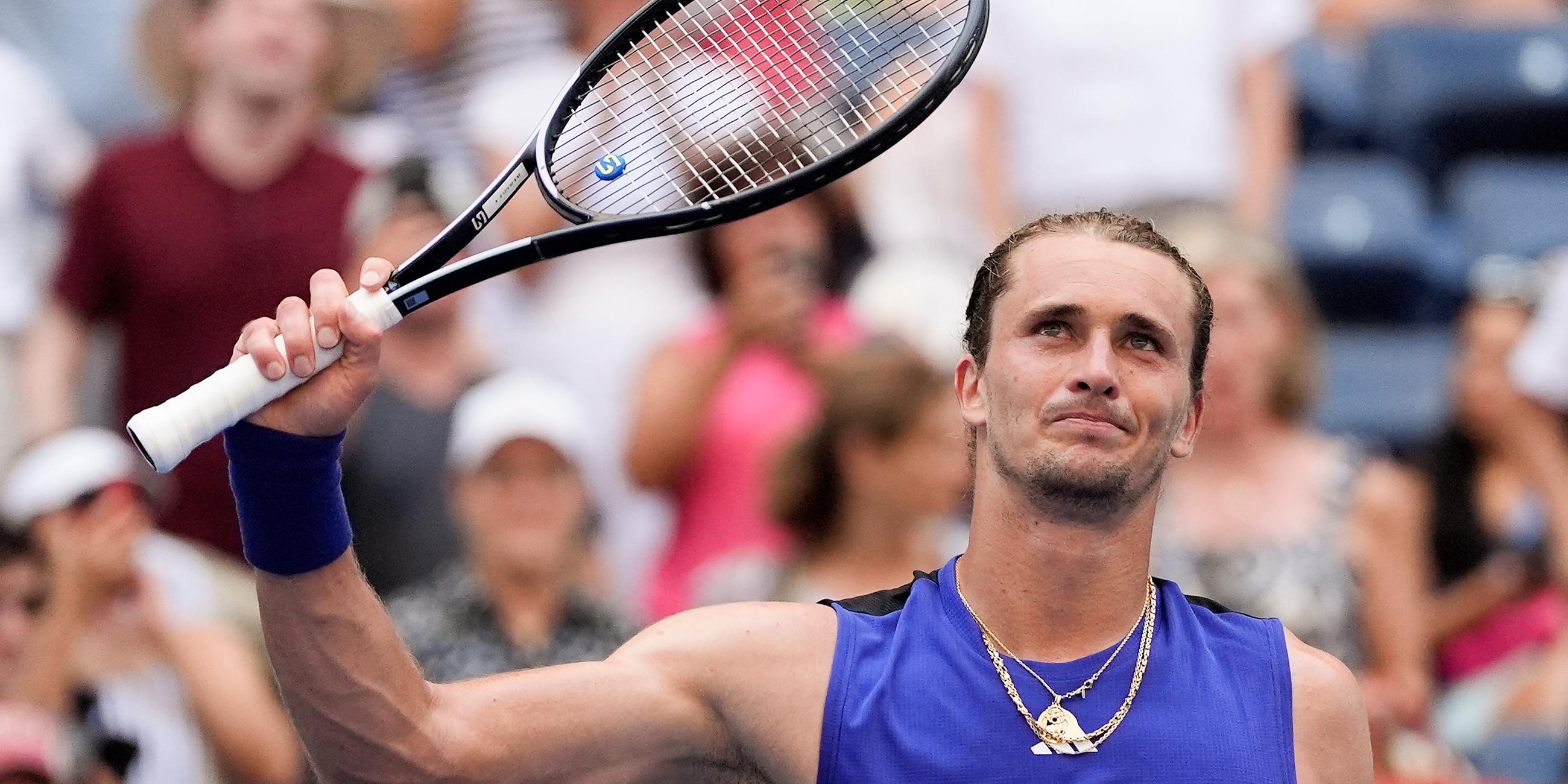 28.08.2024, US Open: Alexander Zverev winkt mit dem Schläger ins Publikum.