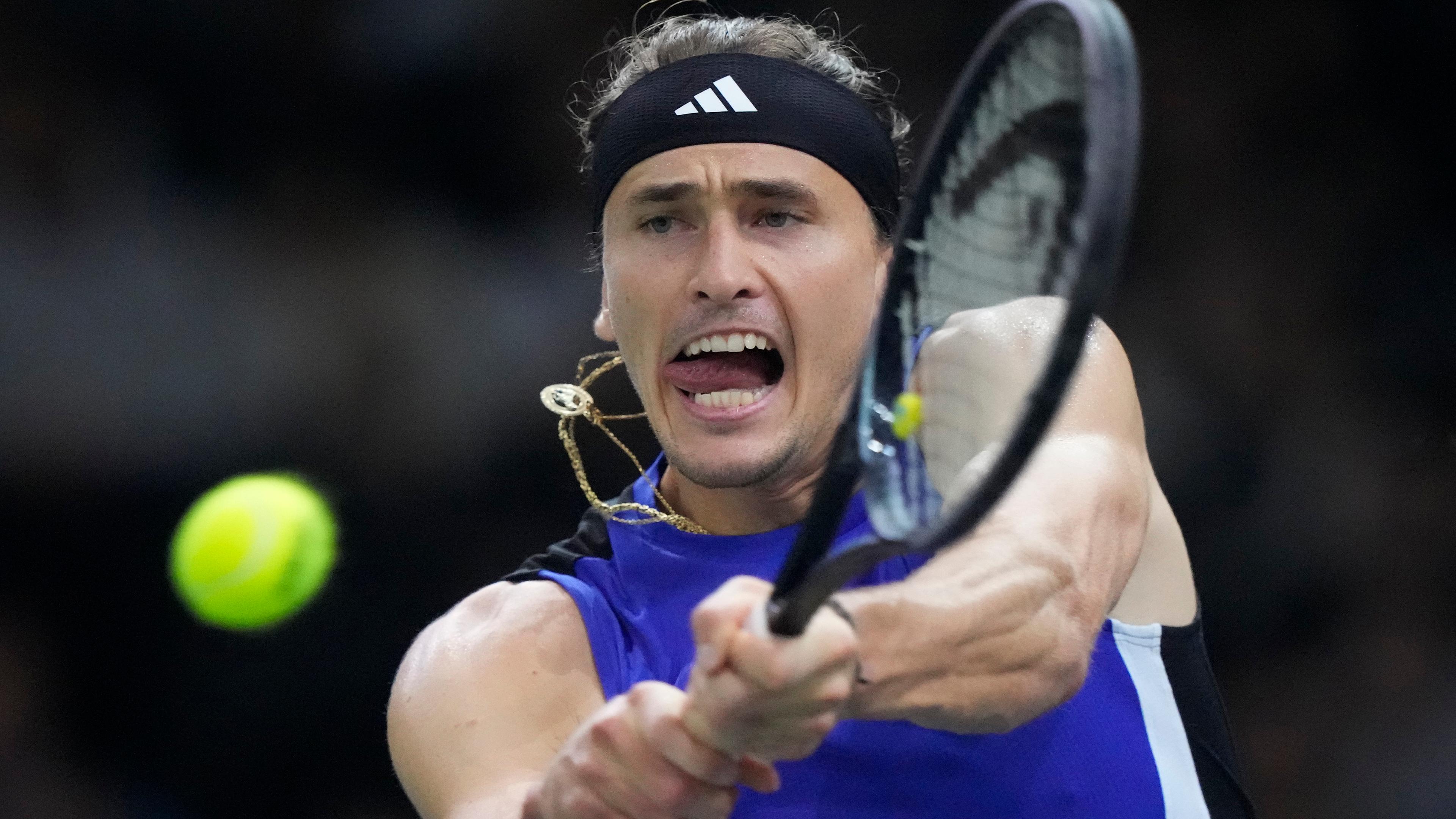 Alexander Zverev returniert einen Schlag im Match gegen Arthur Fils Masters in Paris am 31. Oktober 2024