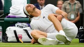 L'Allemand Alexander Zverev se trouve au sol après une chute. 