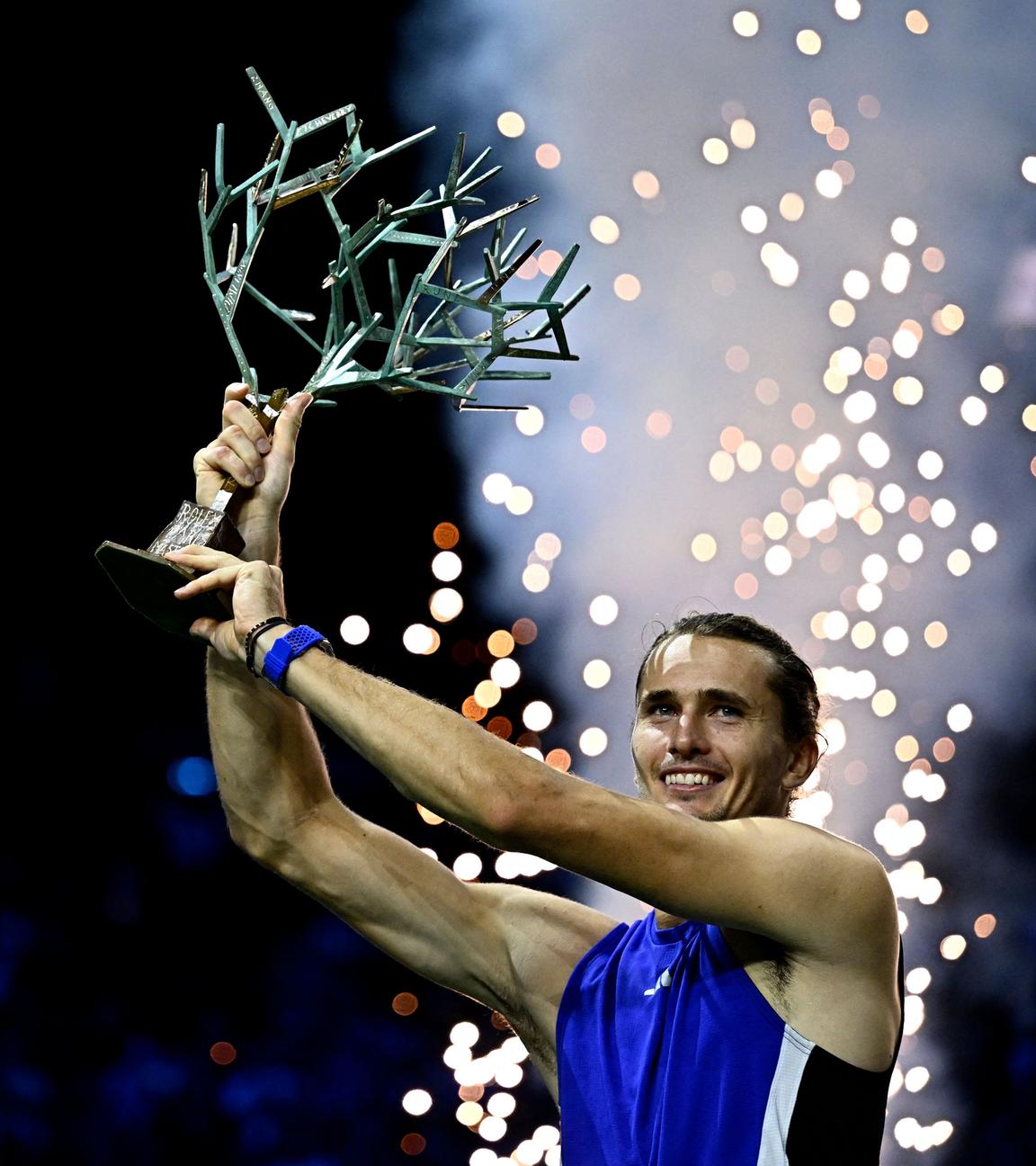 Alexander Zverev mit dem Siegerpokal für den Gewinn des ATP-Masters in Paris