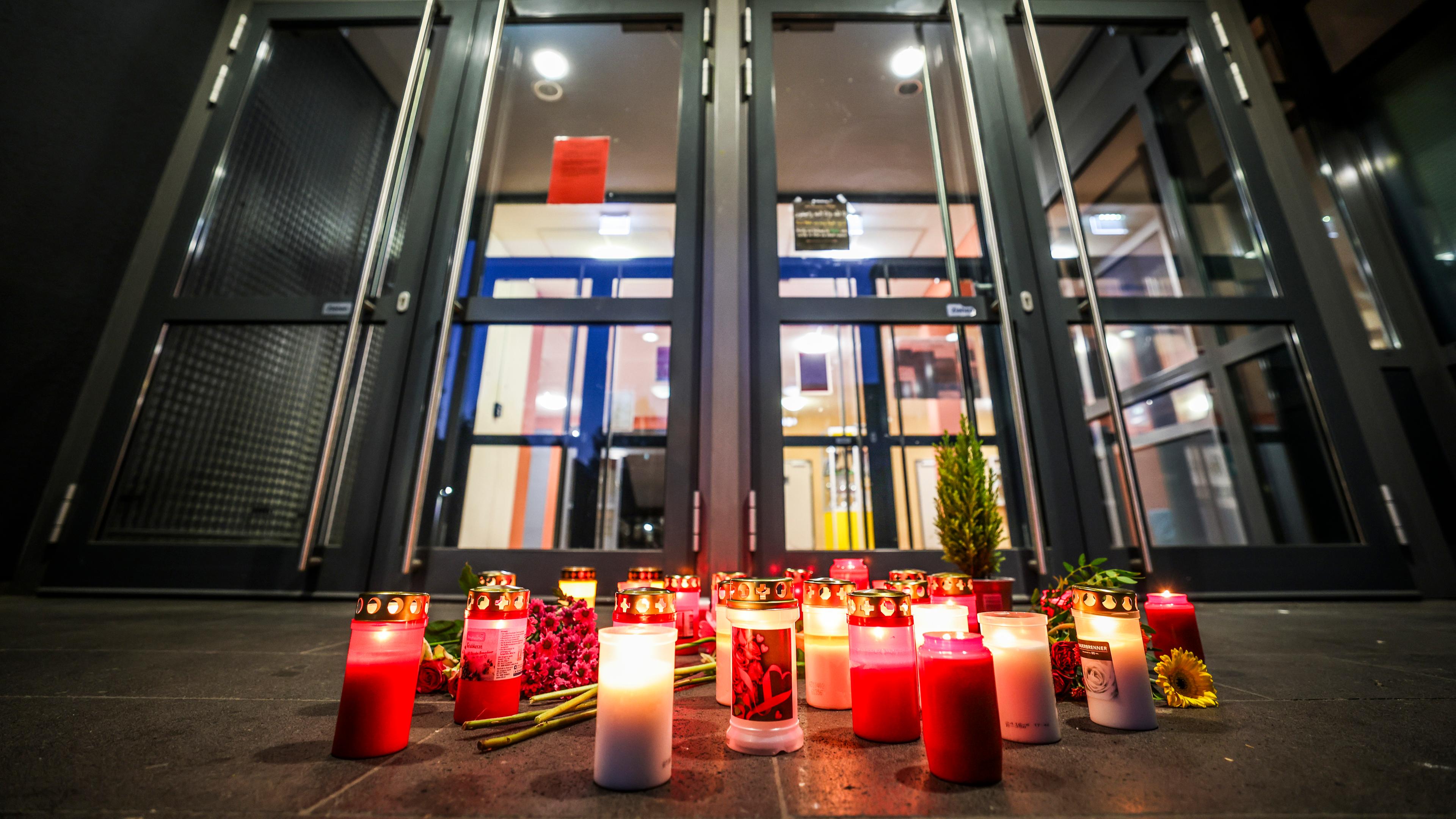 Nordrhein-Westfalen, Duisburg: Kerzen stehen vor dem Eingang der Gesamtschule Duisburg-Mitte.