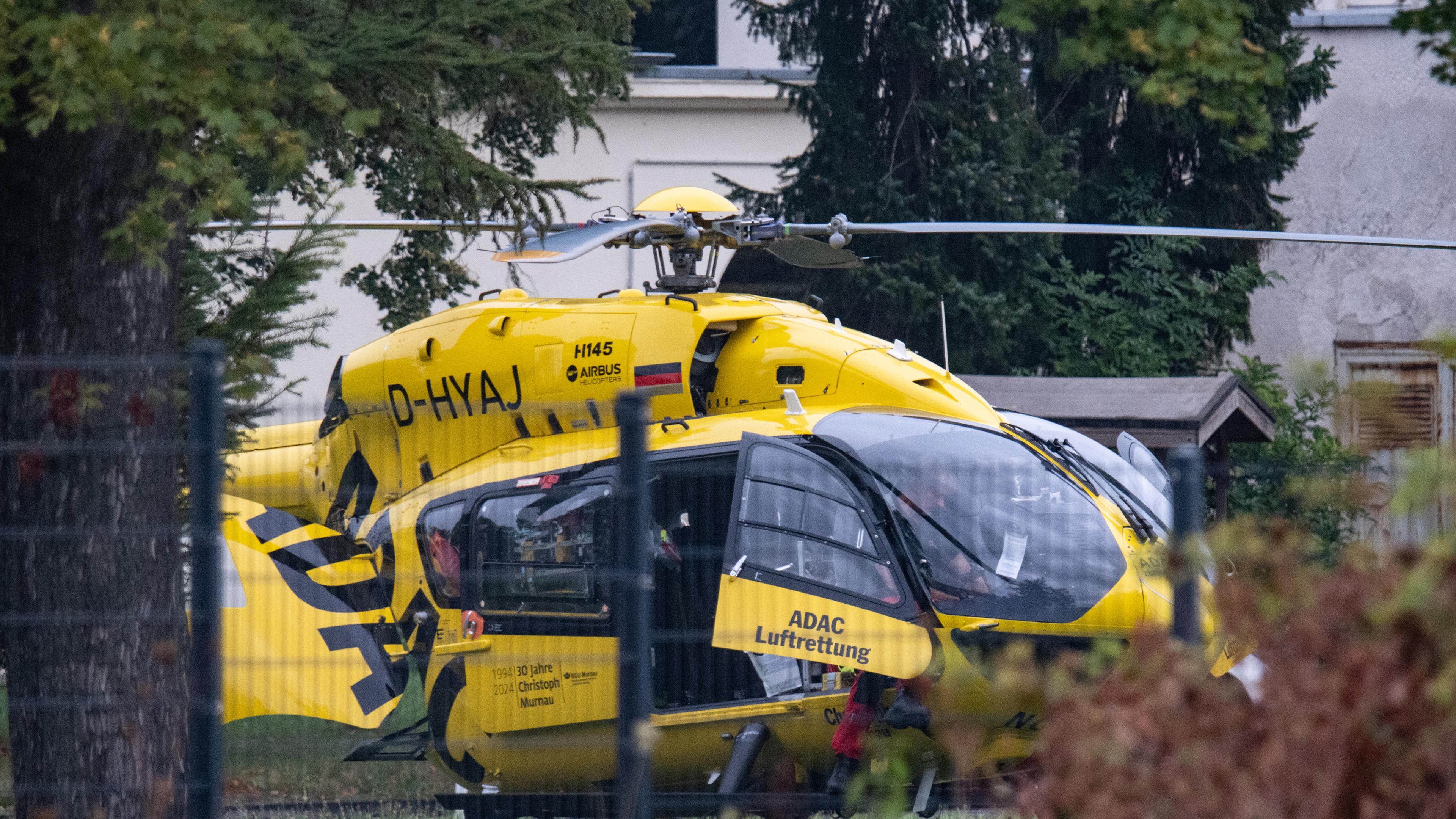 Ein Rettungshubschrauber steht auf einem Firmengelände.