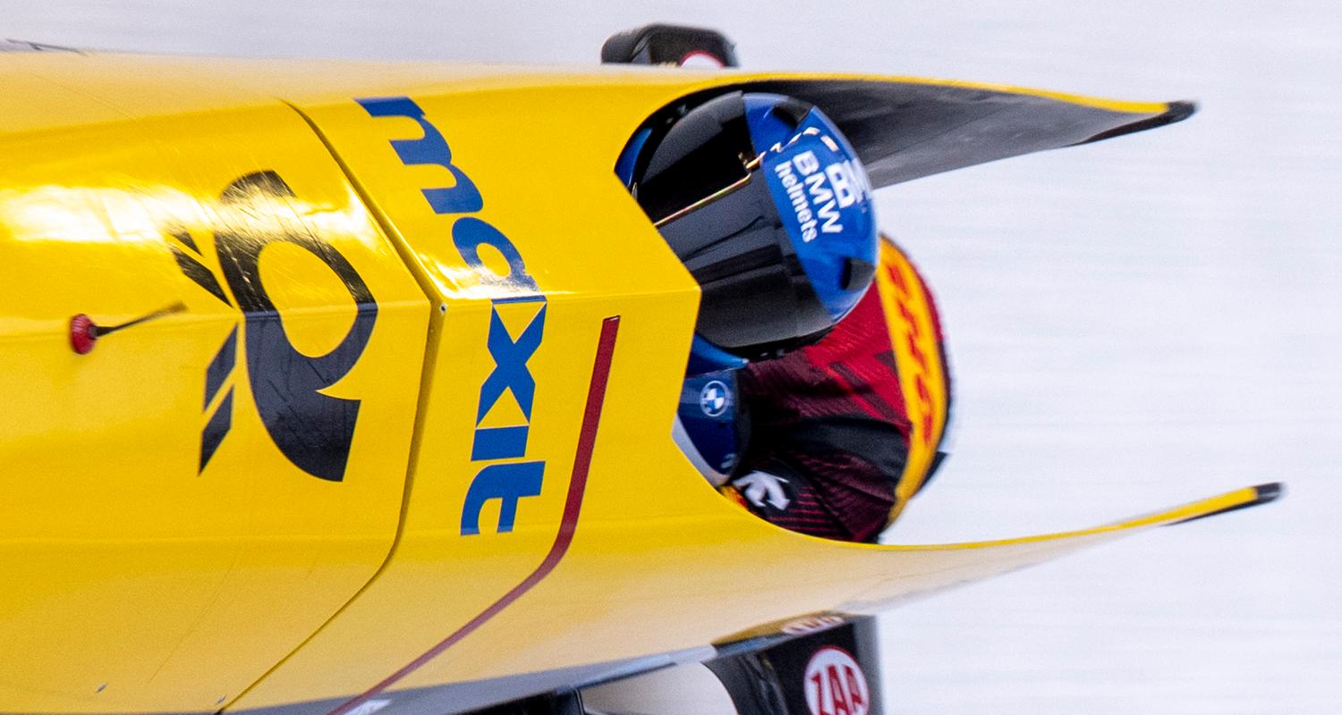 Lisa Buckwitz und Kira Lipperheide aus Deutschland fahren durch den Eiskanal.