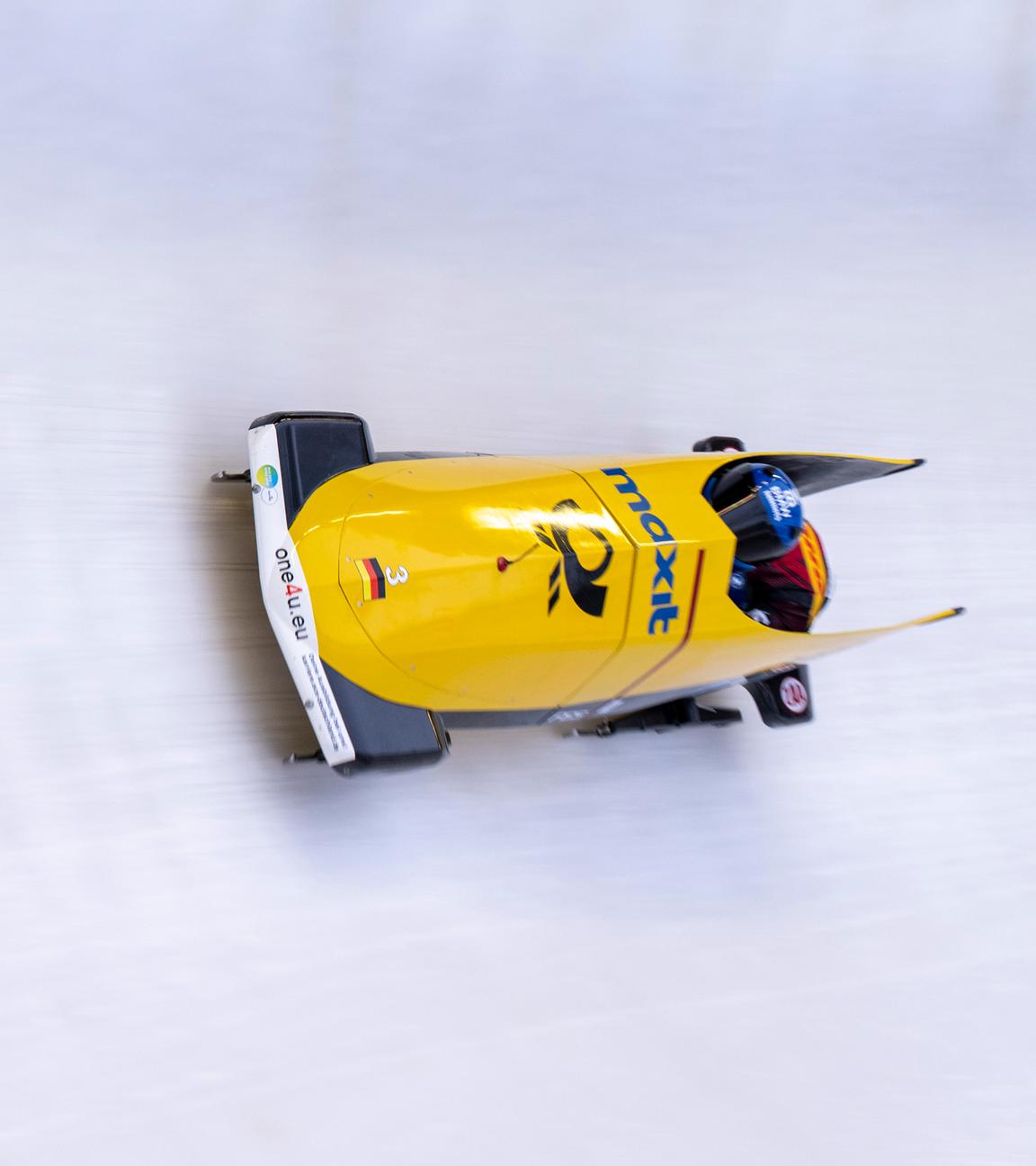 Lisa Buckwitz und Kira Lipperheide aus Deutschland fahren durch den Eiskanal. 