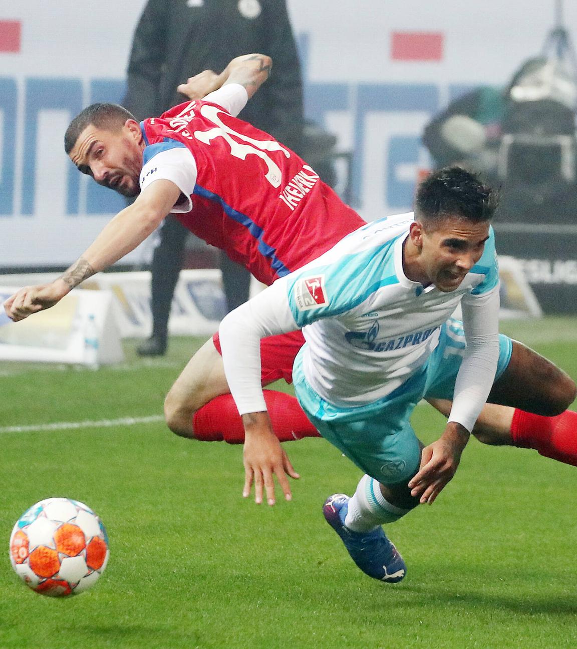 Norman Theuerkauf (l) vom 1. FC Heidenheim und Rodrigo Zalazar (r) vom FC Schalke 04 am 29.10.2021 in der Voith-Arena in Heidenheim.