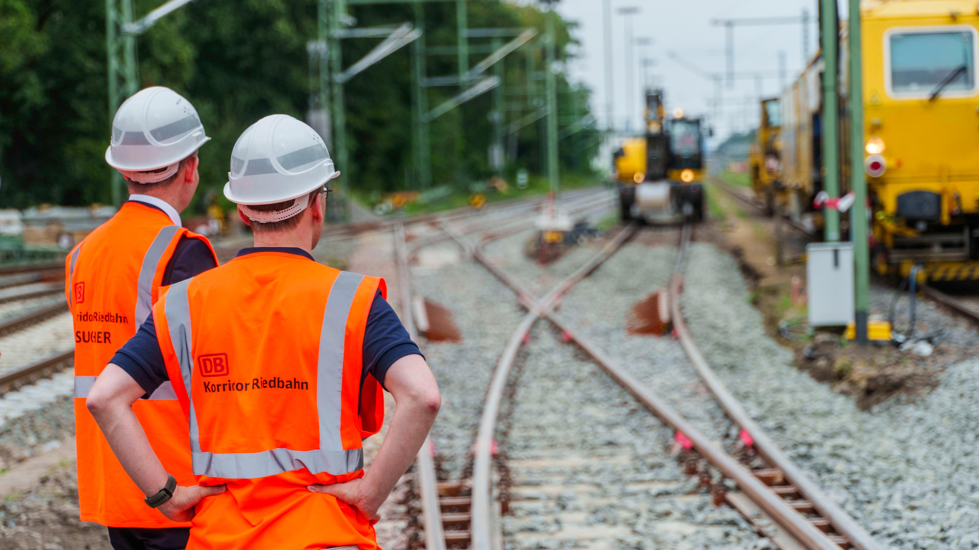 Hessen, Mörfelden-Walldorf: Teilnehmer des Presserundgangs schauen auf die Baustelle im Abschnitt am Bahnhof Mörfelden/Walldorf. 