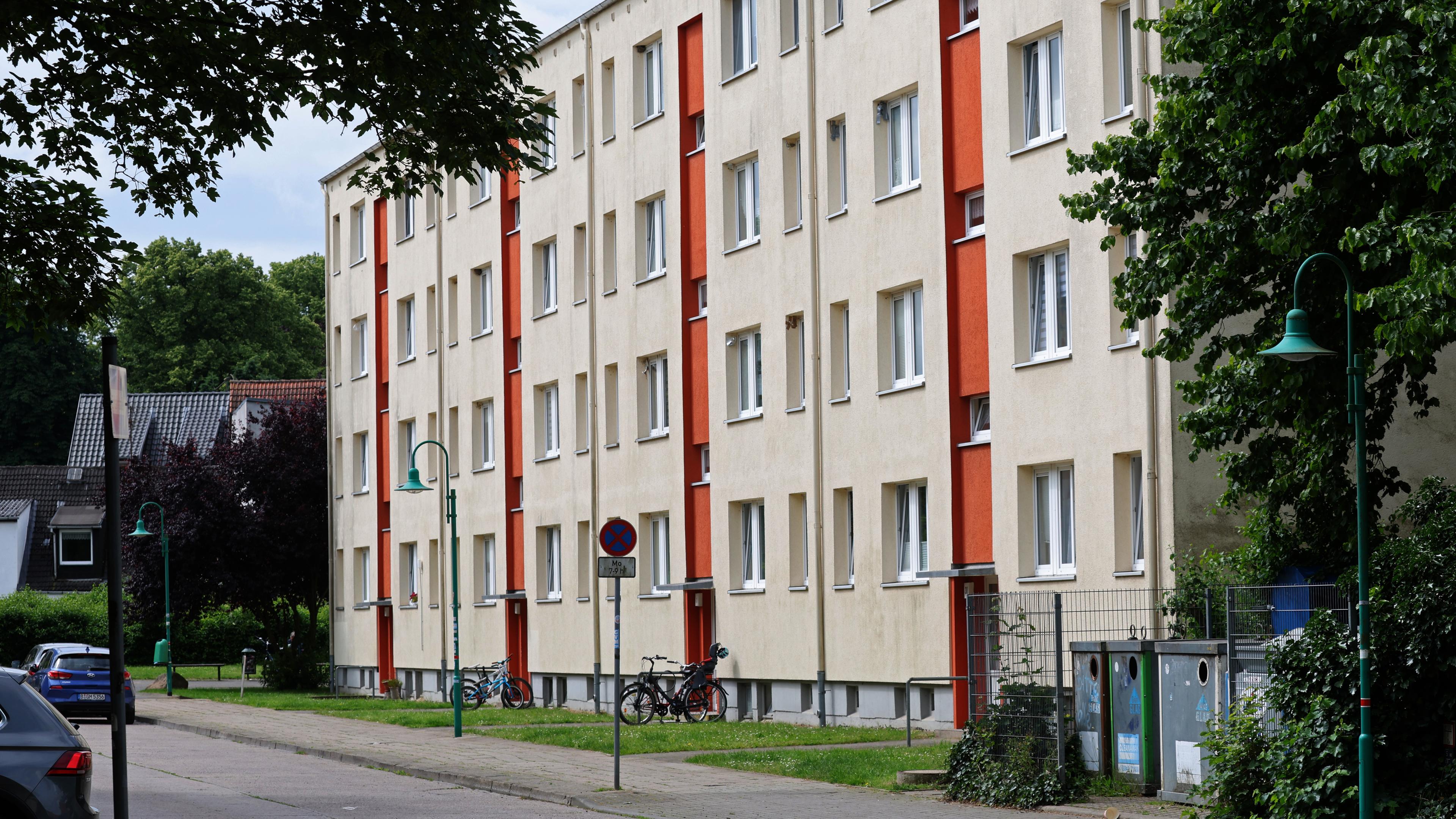 Mecklenburg-Vorpommern, Grevesmühlen: Wohnhäuser im Ploggenseering. In diesem Wohngebiet sollte nach ersten Angaben der Polizei eine Gruppe junger Leute zwei ghanaische Mädchen angegriffen haben.